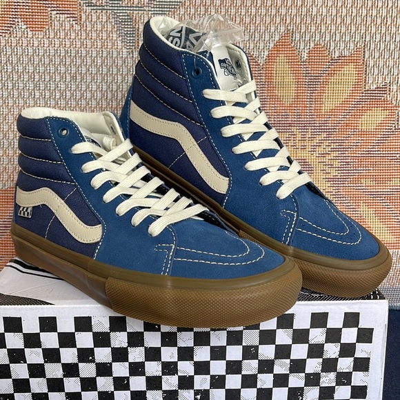 Vans Men’s Skate Sk8-Hi
Suede Gum Dark Denim
VN0A5FCCDDN
Sneakers - Picture 4 of 16